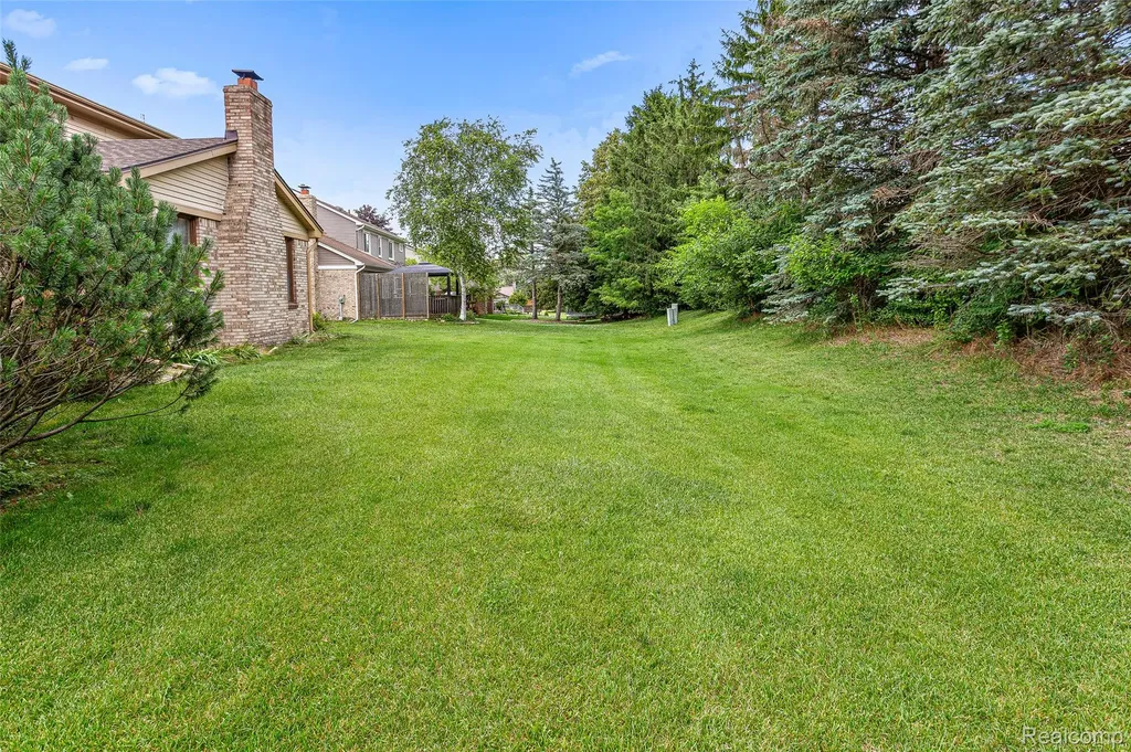 24982 Portsmouth Avenue Novi City MI 48374
