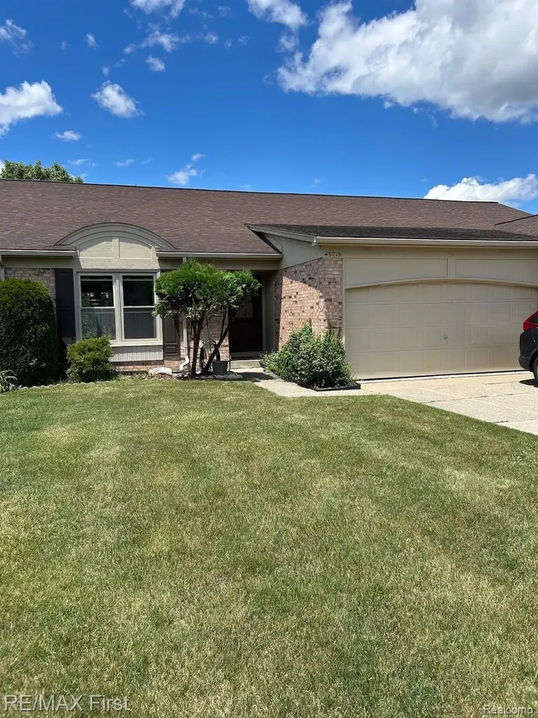 43719 Hartford Drive Clinton Charter Township MI 48038