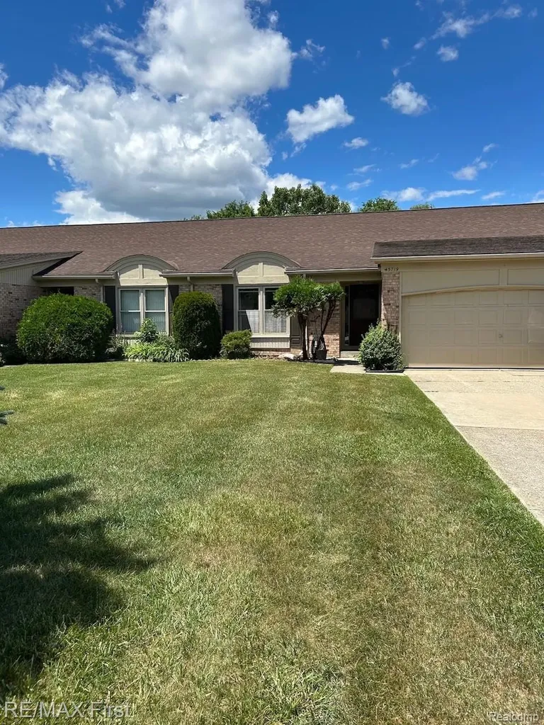 43719 Hartford Drive Clinton Charter Township MI 48038