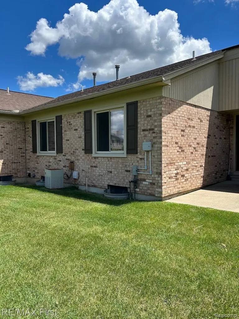 43719 Hartford Drive Clinton Charter Township MI 48038
