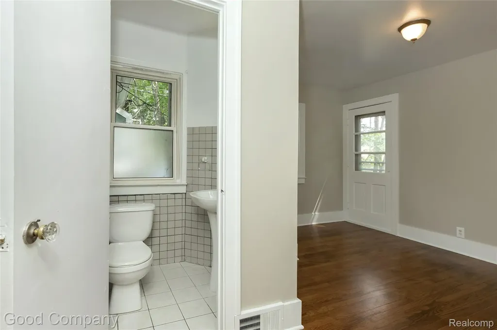 1924 Pinecrest Drive Ferndale City MI 48220