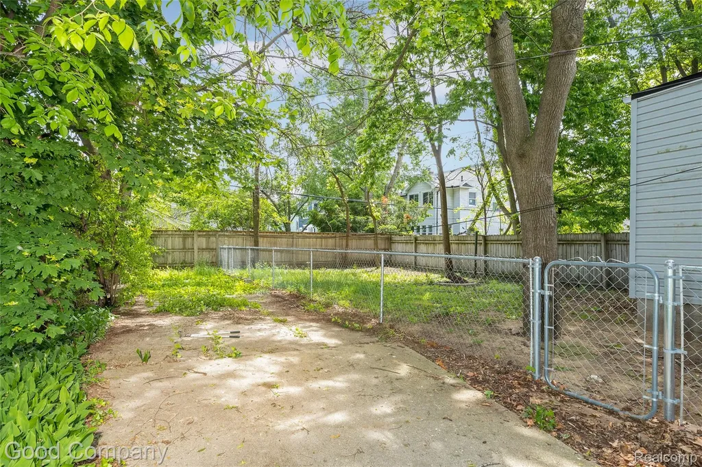 1924 Pinecrest Drive Ferndale City MI 48220