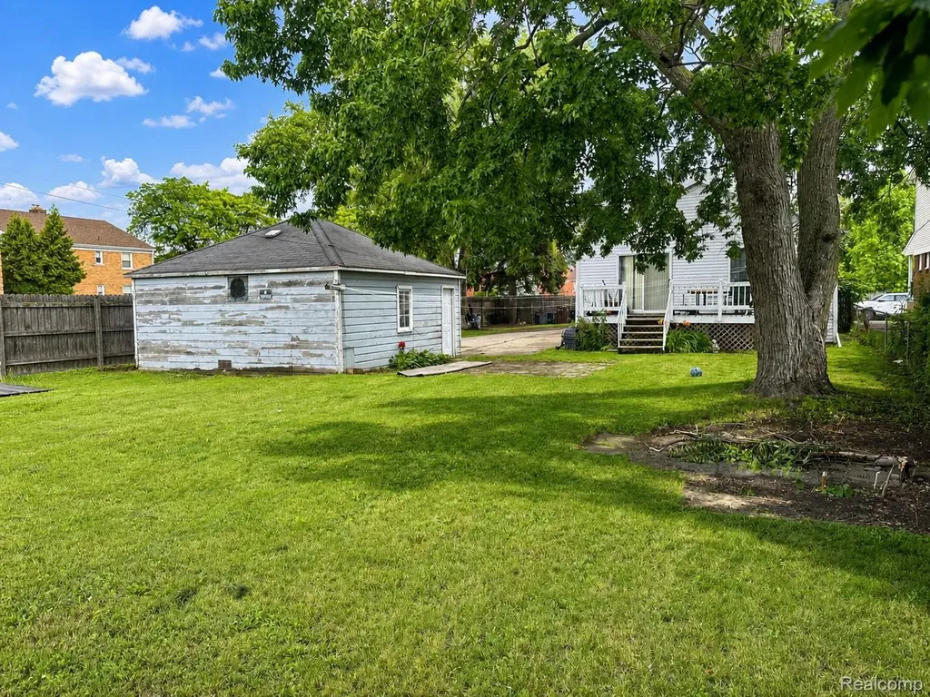8056 Central Center Line City MI 48015