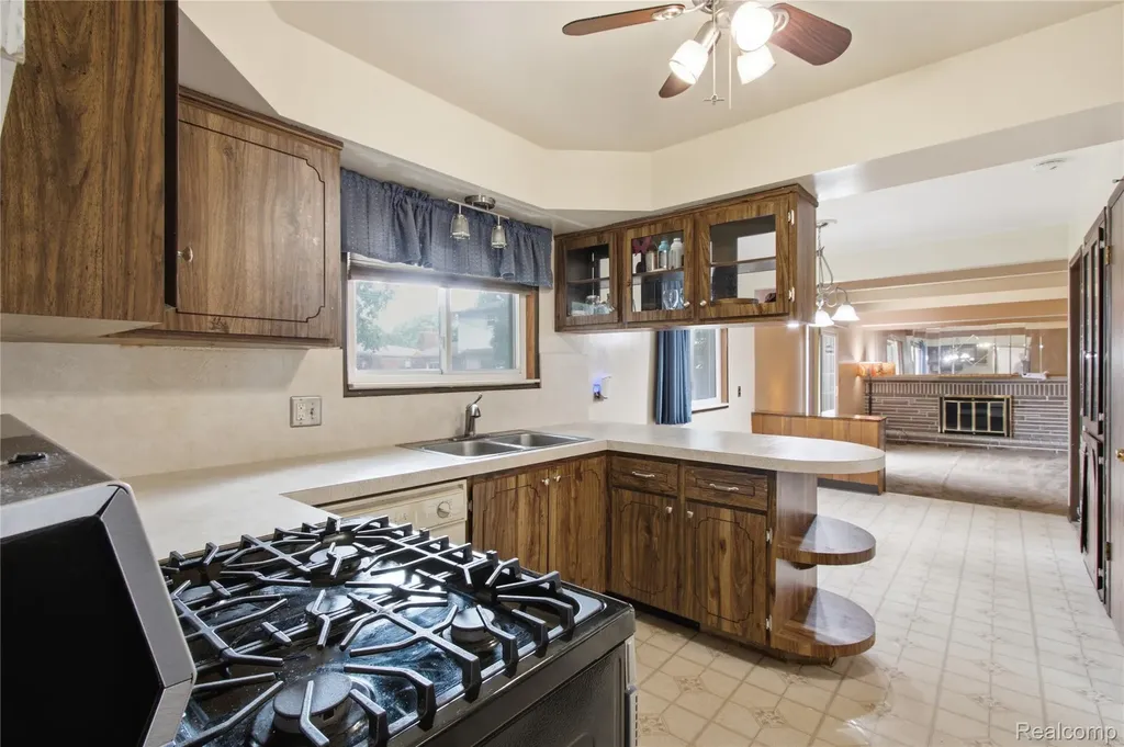11721 Robinwood Boulevard Warren City MI 48093