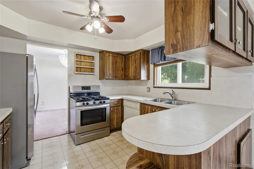 11721 Robinwood Boulevard Warren City MI 48093