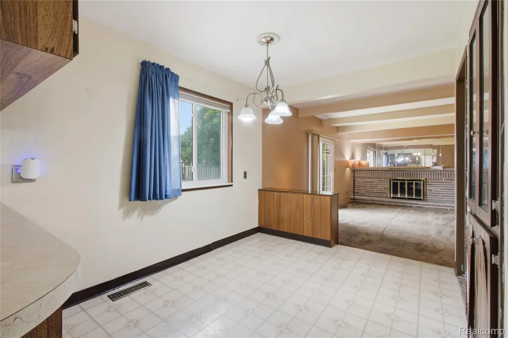 11721 Robinwood Boulevard Warren City MI 48093