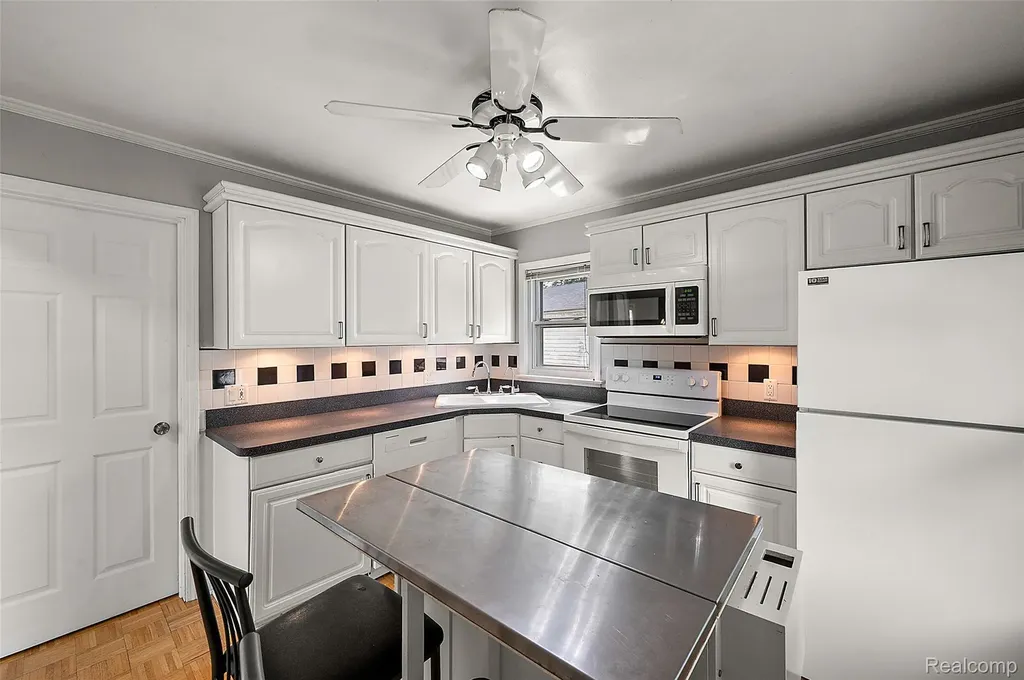 15464 Dixie Redford Charter Township MI 48239