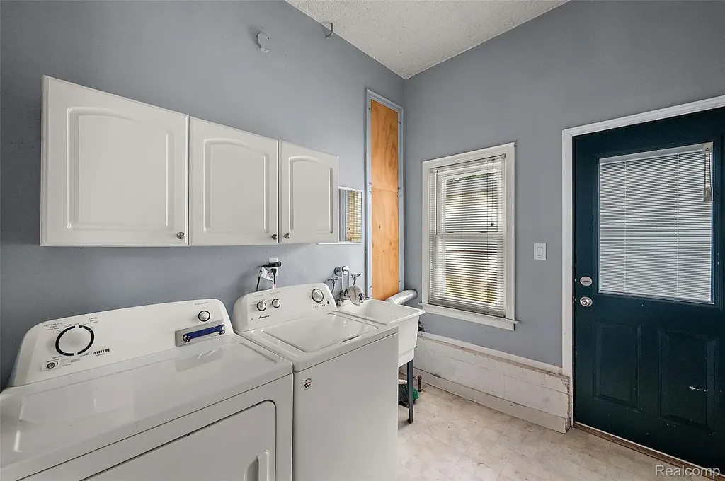 15464 Dixie Redford Charter Township MI 48239