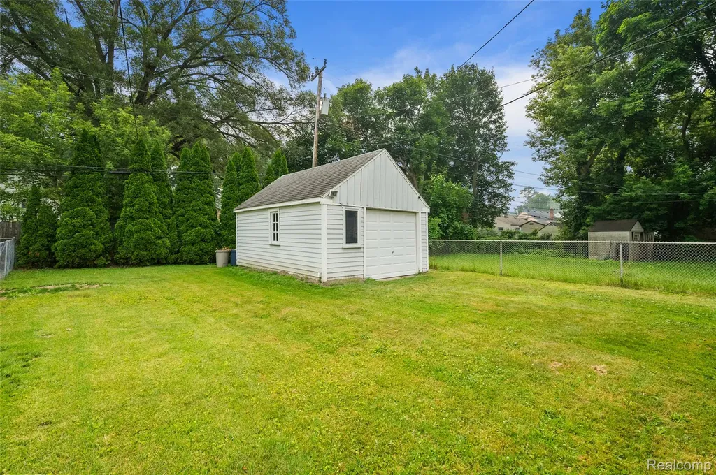 15464 Dixie Redford Charter Township MI 48239