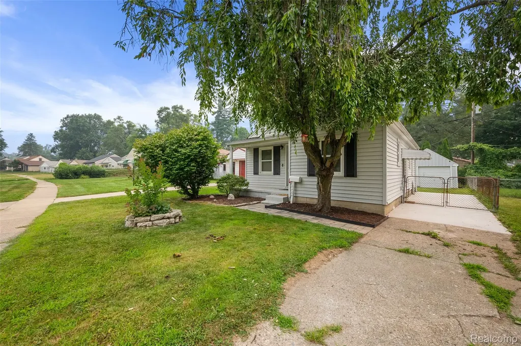 15464 Dixie Redford Charter Township MI 48239