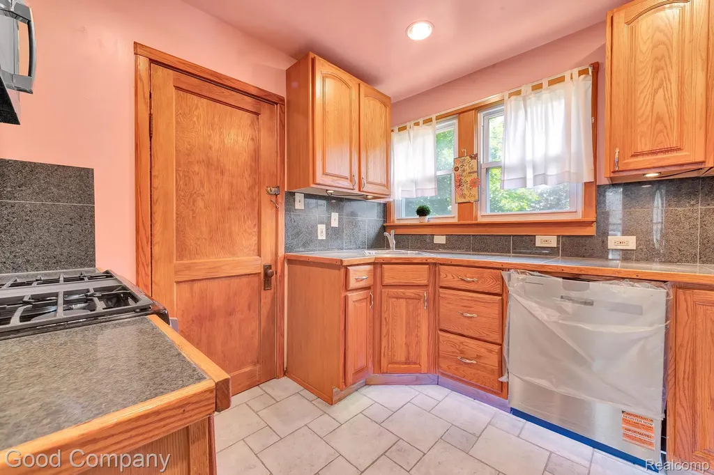 21516 Oxford Avenue Farmington Hills City MI 48336