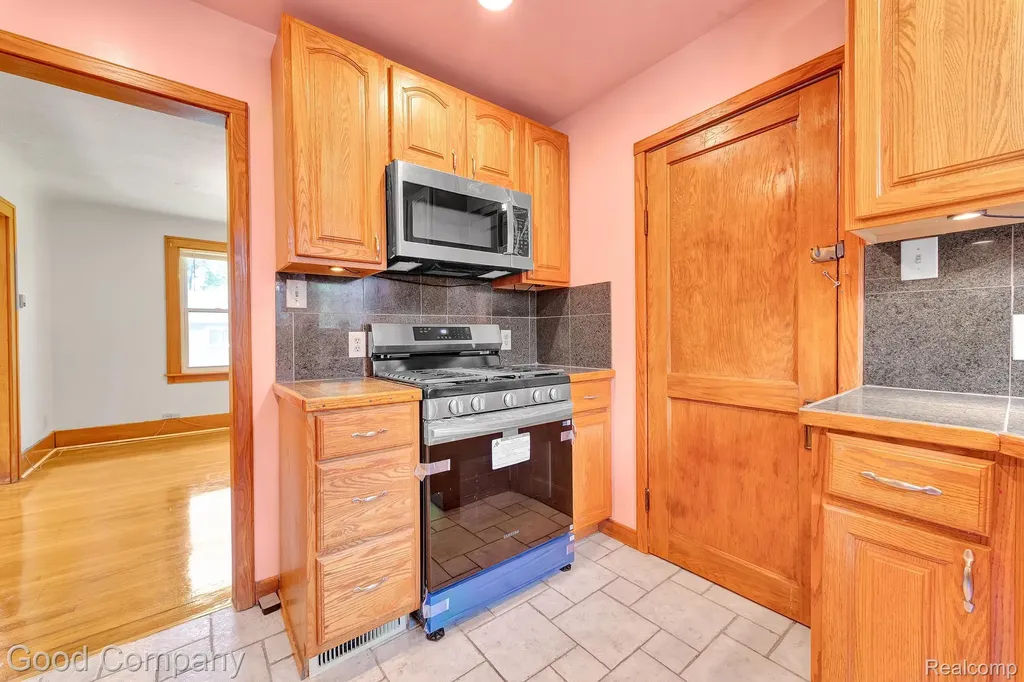 21516 Oxford Avenue Farmington Hills City MI 48336