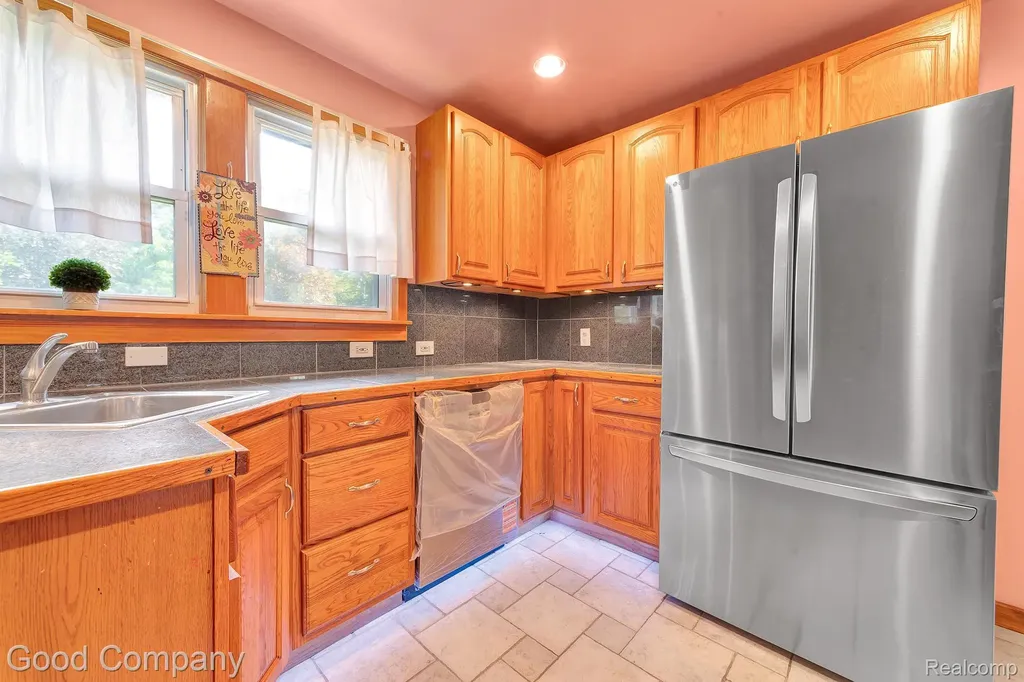 21516 Oxford Avenue Farmington Hills City MI 48336