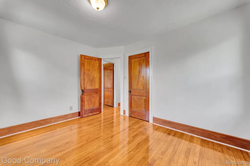 21516 Oxford Avenue Farmington Hills City MI 48336