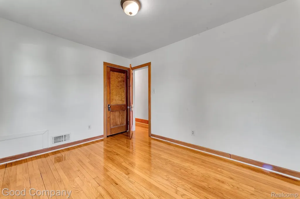 21516 Oxford Avenue Farmington Hills City MI 48336