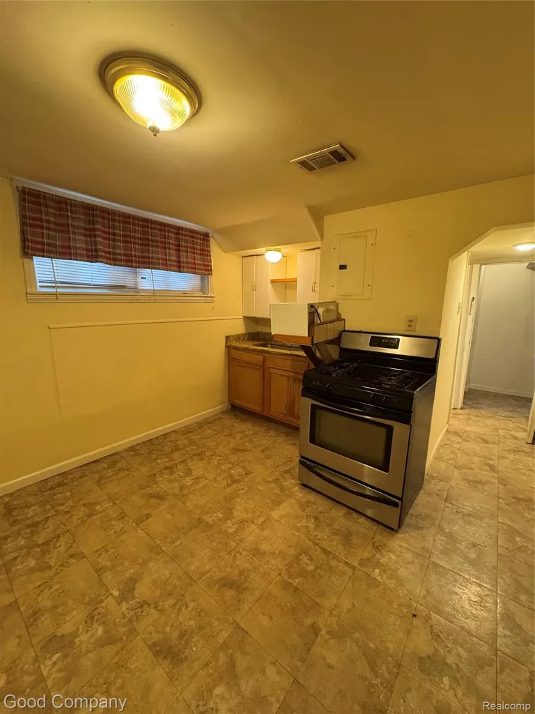 21516 Oxford Avenue Farmington Hills City MI 48336