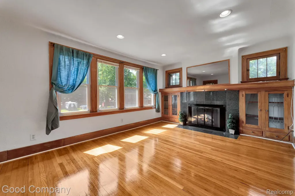 21516 Oxford Avenue Farmington Hills City MI 48336