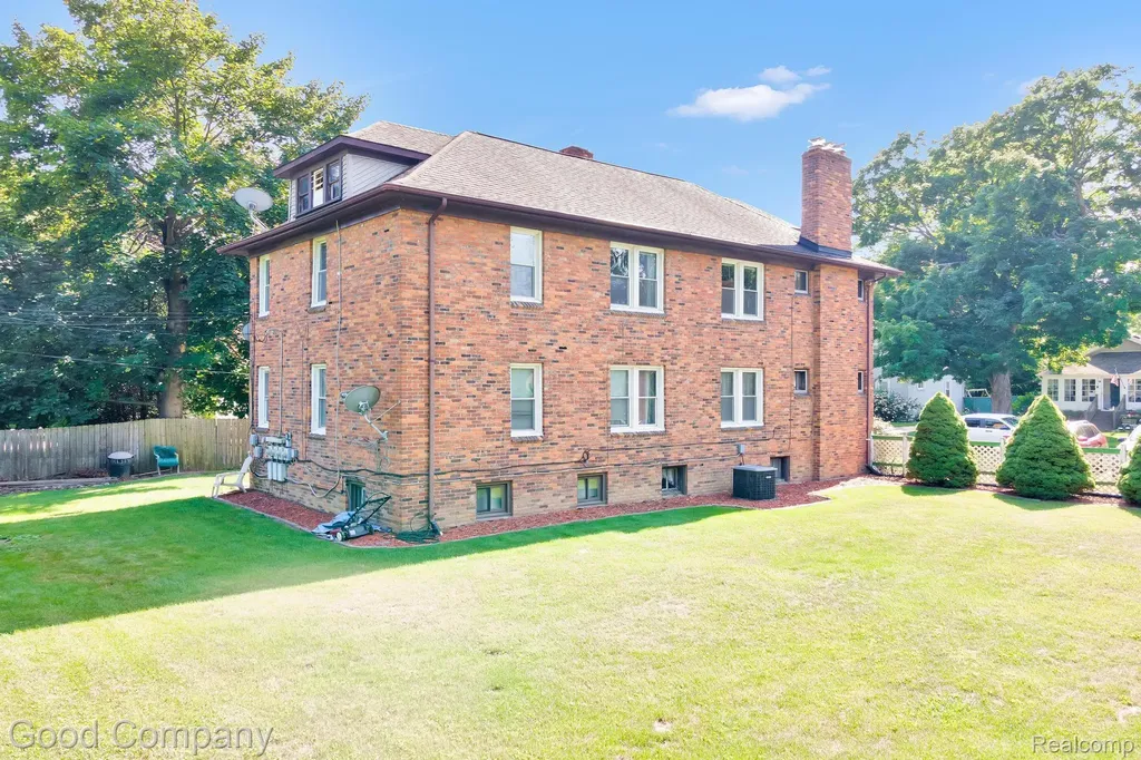 21516 Oxford Avenue Farmington Hills City MI 48336