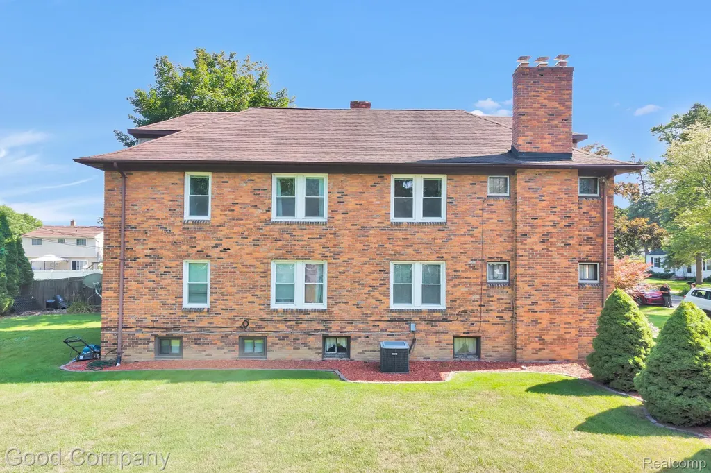 21516 Oxford Avenue Farmington Hills City MI 48336