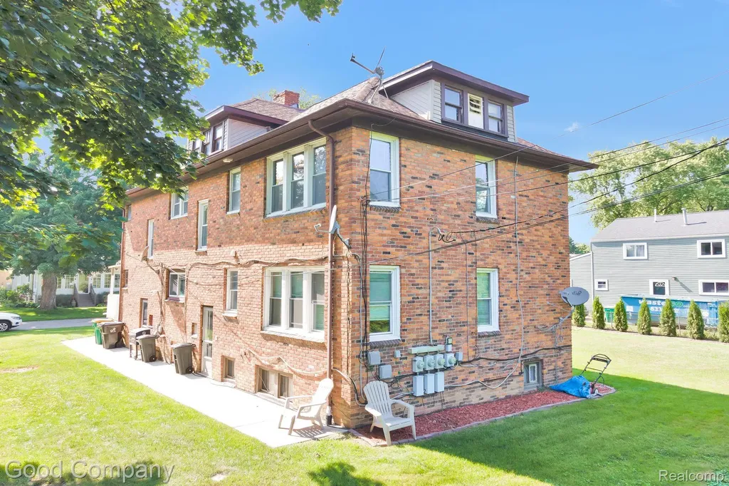 21516 Oxford Avenue Farmington Hills City MI 48336