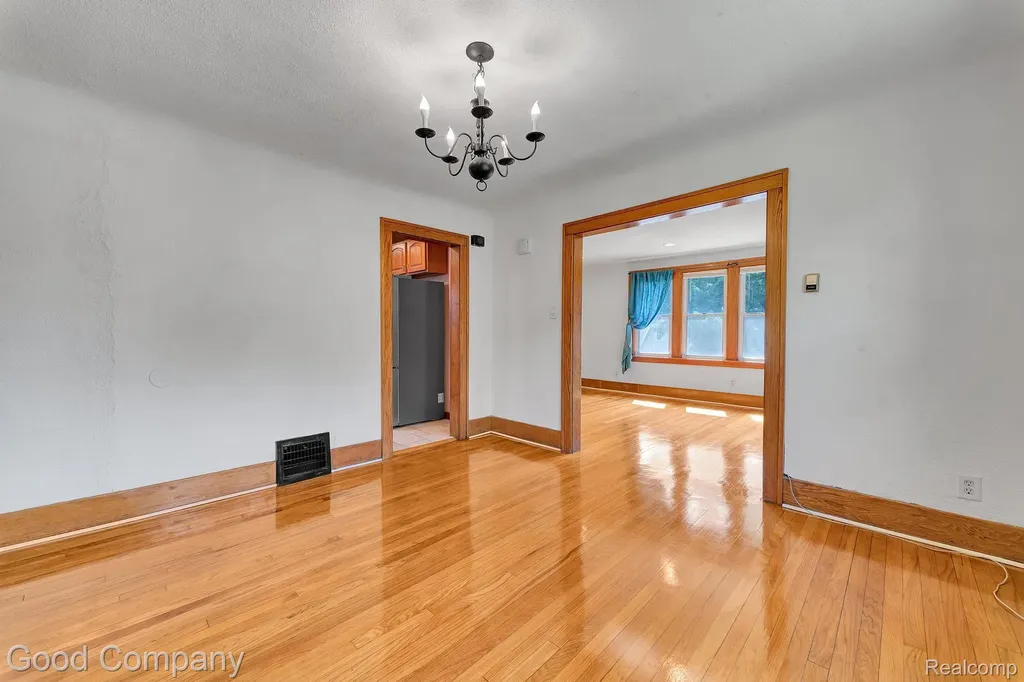 21516 Oxford Avenue Farmington Hills City MI 48336