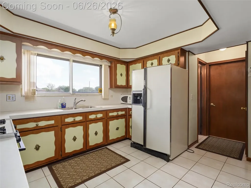 28506 Steele Drive Warren City MI 48088
