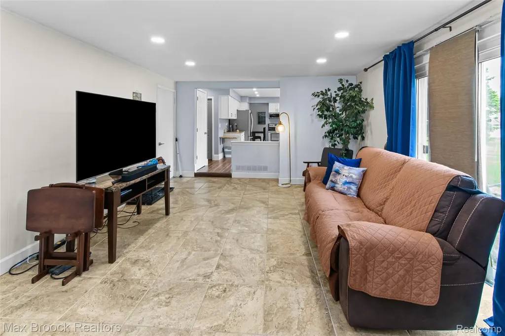 5484 Kingsfield Drive West Bloomfield Charter Township MI 48322