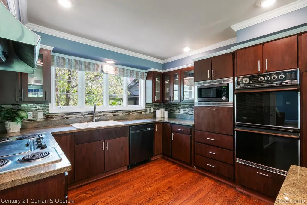 27869 Old Colony Street Farmington Hills City MI 48334