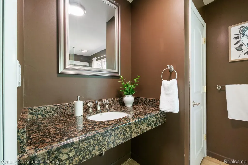 27869 Old Colony Street Farmington Hills City MI 48334