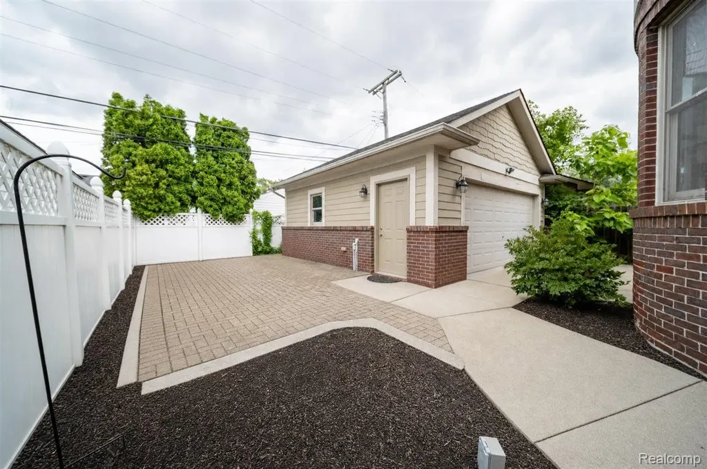 717 S Kenwood Avenue Royal Oak City MI 48067