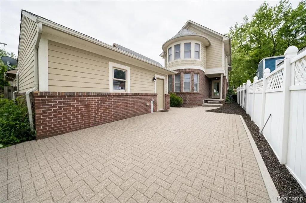 717 S Kenwood Avenue Royal Oak City MI 48067