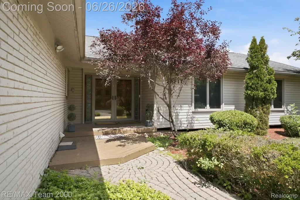 23511 Cliffview Court Farmington Hills City MI 48336