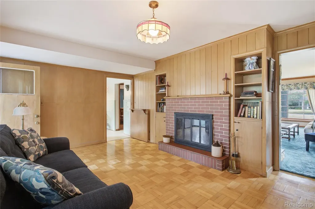 1956 Beverly Boulevard Berkley City MI 48072