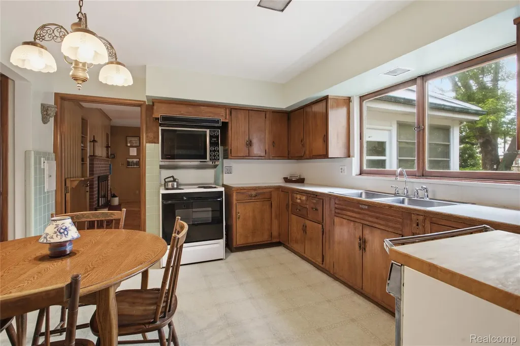 1956 Beverly Boulevard Berkley City MI 48072
