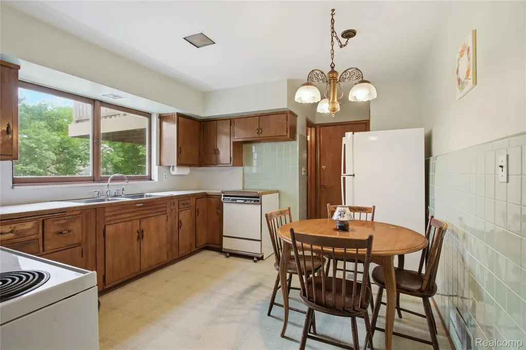 1956 Beverly Boulevard Berkley City MI 48072