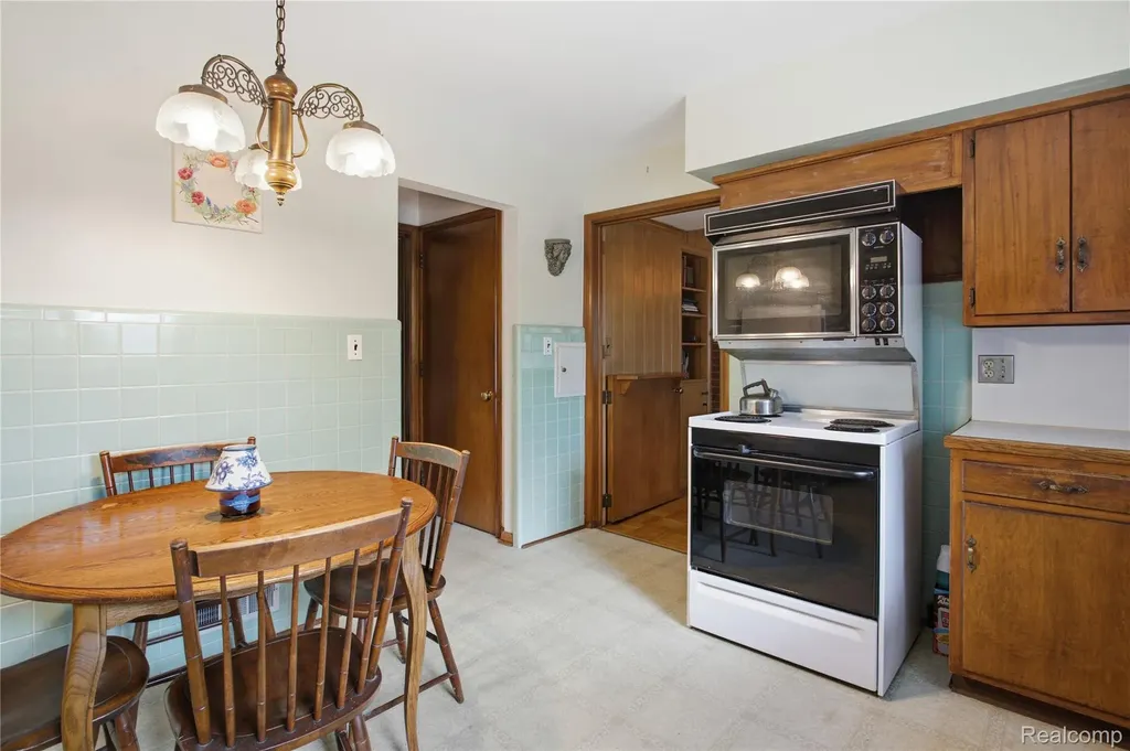 1956 Beverly Boulevard Berkley City MI 48072