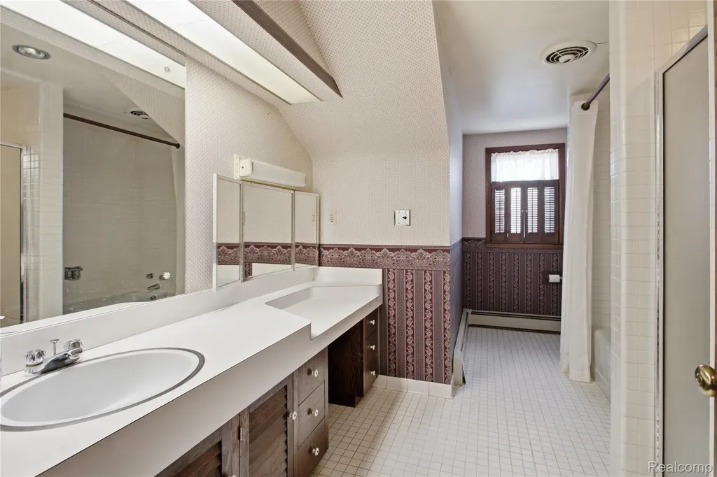1956 Beverly Boulevard Berkley City MI 48072