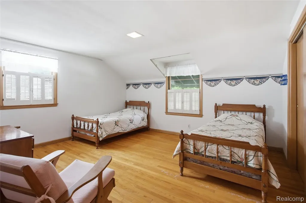 1956 Beverly Boulevard Berkley City MI 48072