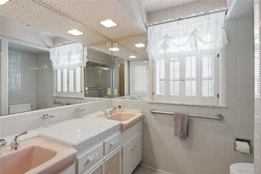 1956 Beverly Boulevard Berkley City MI 48072