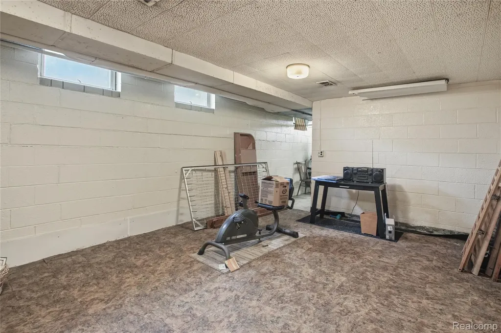 1956 Beverly Boulevard Berkley City MI 48072