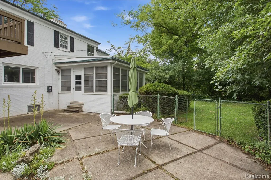 1956 Beverly Boulevard Berkley City MI 48072