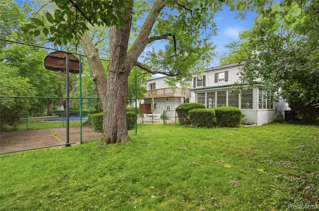 1956 Beverly Boulevard Berkley City MI 48072