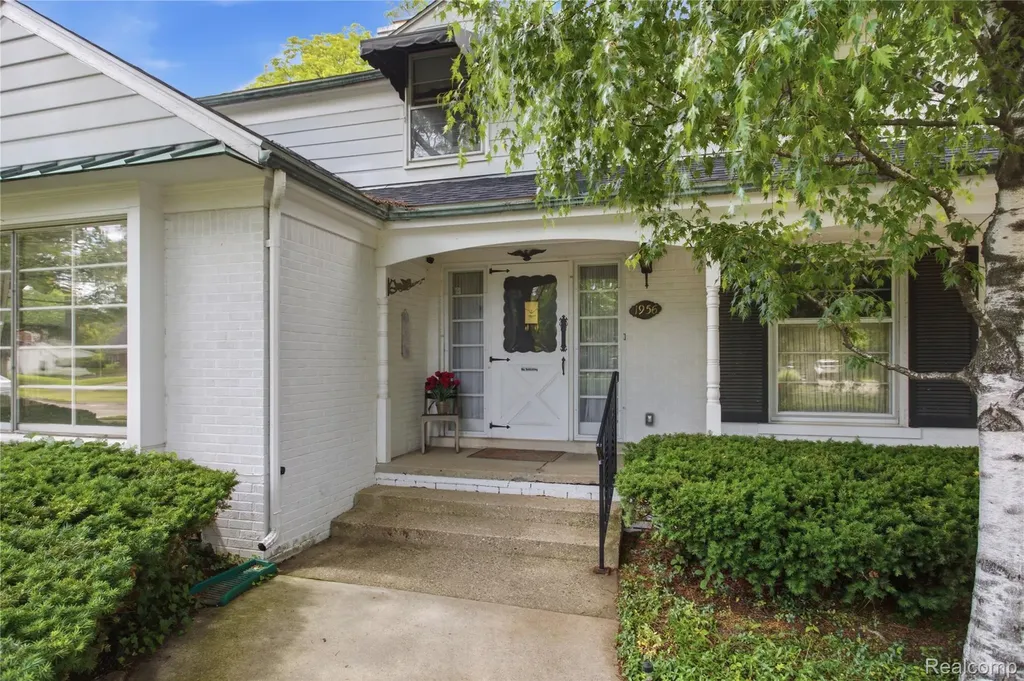 1956 Beverly Boulevard Berkley City MI 48072
