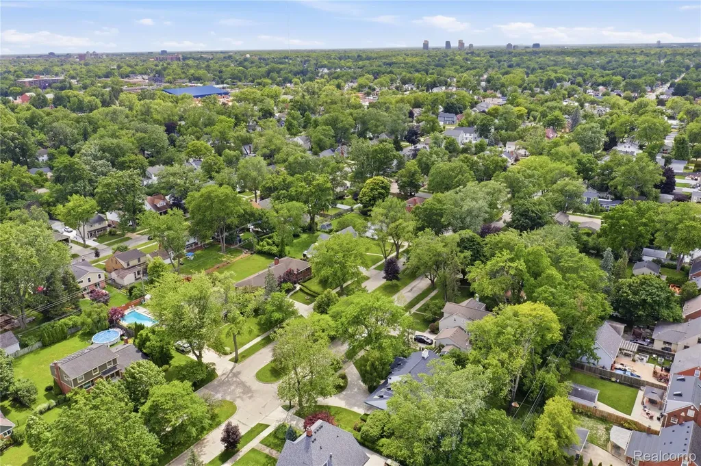 1956 Beverly Boulevard Berkley City MI 48072