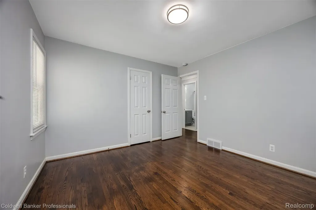 2050 Ridgemont Road Grosse Pointe Woods City MI 48236