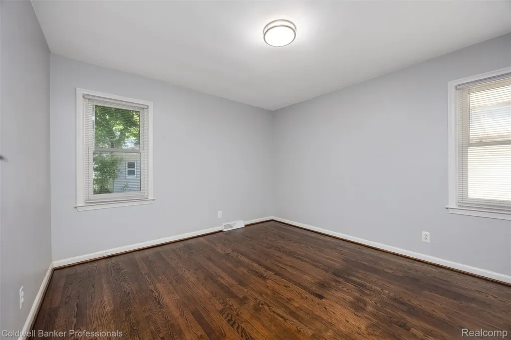 2050 Ridgemont Road Grosse Pointe Woods City MI 48236
