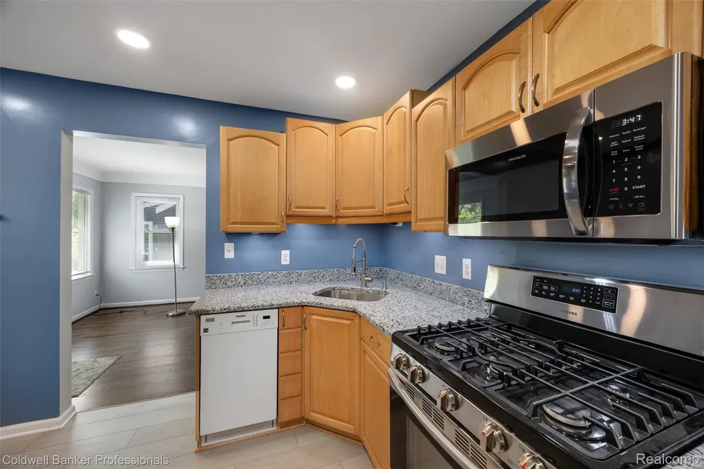 2050 Ridgemont Road Grosse Pointe Woods City MI 48236