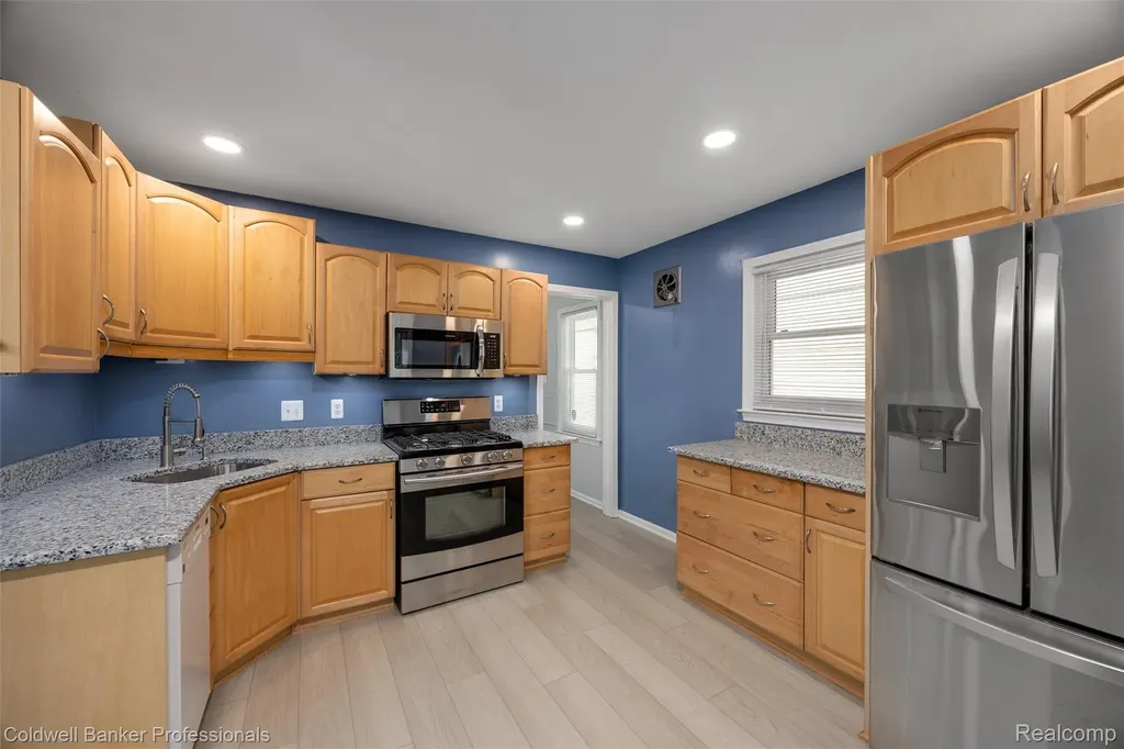 2050 Ridgemont Road Grosse Pointe Woods City MI 48236