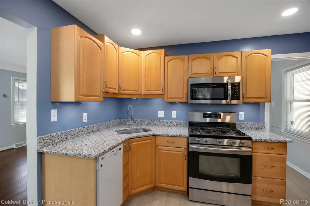 2050 Ridgemont Road Grosse Pointe Woods City MI 48236