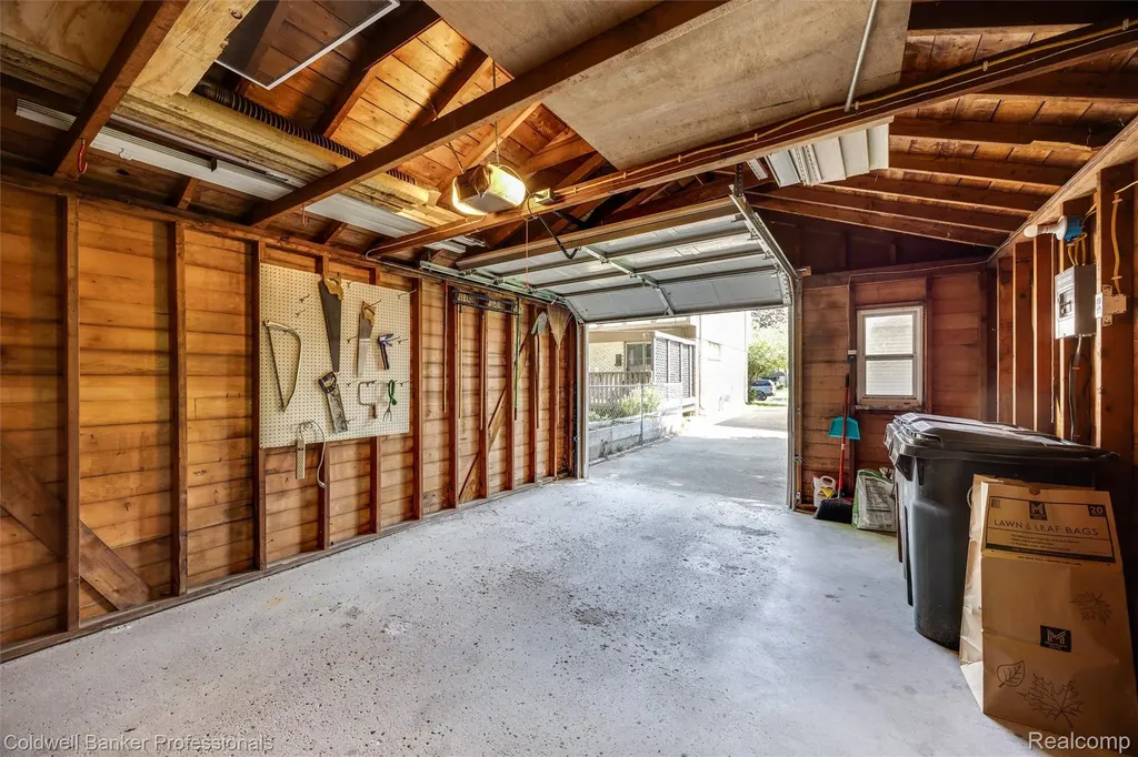 2050 Ridgemont Road Grosse Pointe Woods City MI 48236